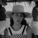 Lizeth Selene Instagram - AQUEL BOLERO VIDEO OUT NOW lloro y lloro viendo una y otra vez porque me desnuda el alma. es mi proyecto favorito. todo hecho con pudo sudor y amor acapulqueño. la primer toma es un homenaje a la gran señora maria felix, representamos la Virgen de los mares (enterrada en una isla en Acapulco), la lancha de pescador que no puede faltar y que representa a mi abuelo eduardo qué pasó toda su vida en una de esas sacando peces, un bar tropical solo como los qué hay por allá y la Laguna de coyuca, donde el mar, el río y la Laguna se encuentran.🤍 fue un sueño representar una pequeña parte de mí junto a pura banda chingona, que llamo familia… literal. se me pone la piel chinita ver todas las personas involucradas; en especial a mis primos. nunca había tenido un día tan especial como lo fue ese. por coincidencia toda mi familia estaba en el puerto y todos se involucraron de cierta forma, hasta solo energéticamente.🤍 no hay amor tan grande puesto en un video tanto como este. y amor del mas puro. MUCHAS GRACIAS, disfruten y sientan esta pieza tanto tanto tanto como nosotres. Y ARRIBA LA COSTA DE GUERRERO!!! 🐚🤍 EN LA ROLA @saakmusic @justrogermusic @dahiusongwriter @luisdiazz EL DREAM TEAM🪸🌴🤍