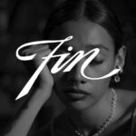 Lizeth Selene Instagram - AQUEL BOLERO VIDEO OUT NOW lloro y lloro viendo una y otra vez porque me desnuda el alma. es mi proyecto favorito. todo hecho con pudo sudor y amor acapulqueño. la primer toma es un homenaje a la gran señora maria felix, representamos la Virgen de los mares (enterrada en una isla en Acapulco), la lancha de pescador que no puede faltar y que representa a mi abuelo eduardo qué pasó toda su vida en una de esas sacando peces, un bar tropical solo como los qué hay por allá y la Laguna de coyuca, donde el mar, el río y la Laguna se encuentran.🤍 fue un sueño representar una pequeña parte de mí junto a pura banda chingona, que llamo familia… literal. se me pone la piel chinita ver todas las personas involucradas; en especial a mis primos. nunca había tenido un día tan especial como lo fue ese. por coincidencia toda mi familia estaba en el puerto y todos se involucraron de cierta forma, hasta solo energéticamente.🤍 no hay amor tan grande puesto en un video tanto como este. y amor del mas puro. MUCHAS GRACIAS, disfruten y sientan esta pieza tanto tanto tanto como nosotres. Y ARRIBA LA COSTA DE GUERRERO!!! 🐚🤍 EN LA ROLA @saakmusic @justrogermusic @dahiusongwriter @luisdiazz EL DREAM TEAM🪸🌴🤍