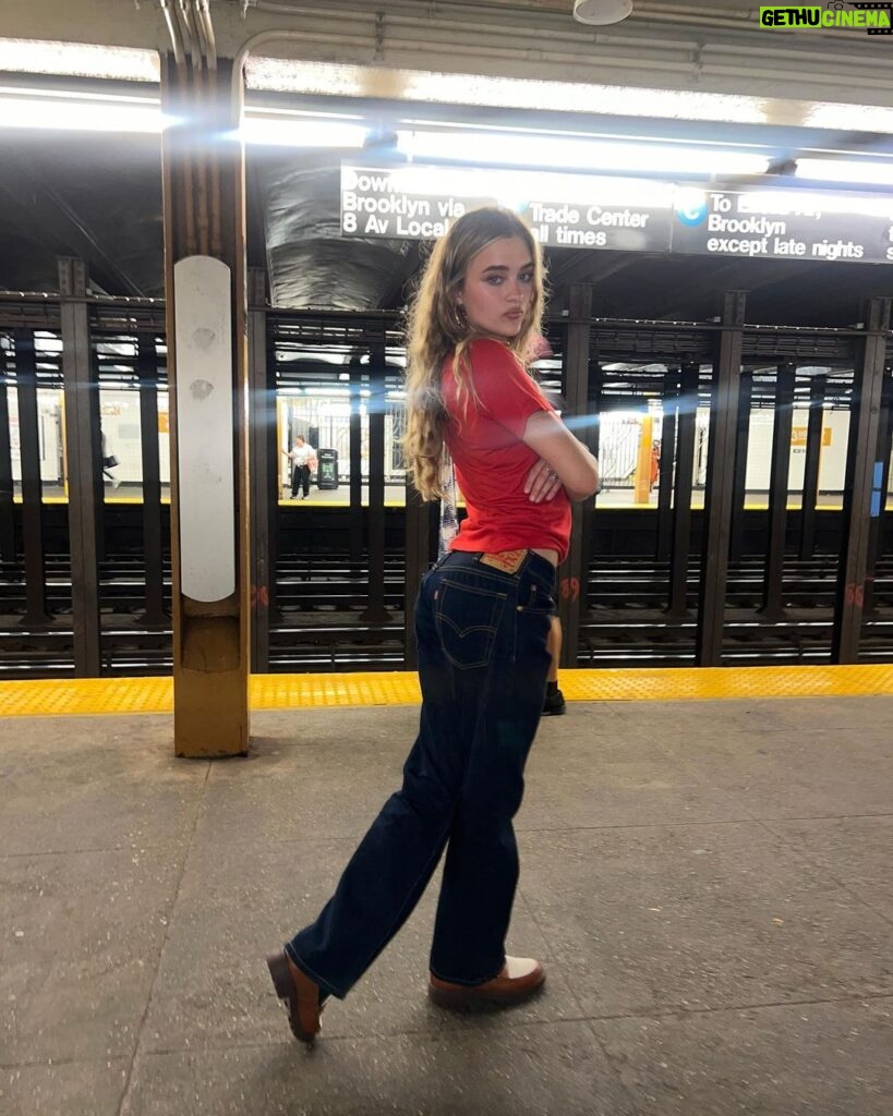 Lizzy Greene Instagram - 100 meters, i just put 9 gal in a sprintaaaa🥱🗣️🗣️ Brooklyn, New York