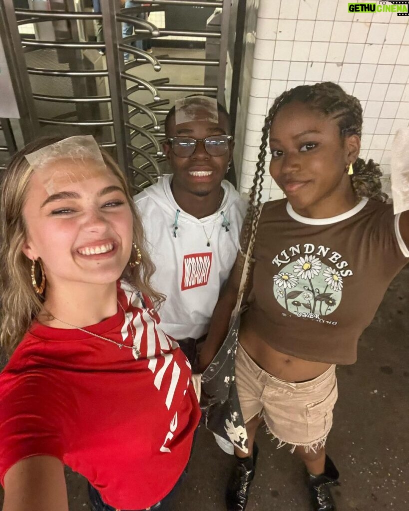 Lizzy Greene Instagram - 100 meters, i just put 9 gal in a sprintaaaa🥱🗣️🗣️ Brooklyn, New York