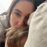Lodovica Comello Instagram - La maternità è un’altalena che dondola incessantemente fra il volersi ritagliare degli spazi d’autonomia e il morso allo stomaco perché quando finalmente li hai, lui ti manca e ti senti in colpa 🥹