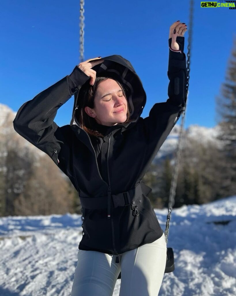 Lodovica Comello Instagram - 2 cool 2 be cold 👊🏼 Thank you @moncler #gifted 🎿❄️🏂🏔️ San Cassiano, Alta Badia , Trentino Alto Adige