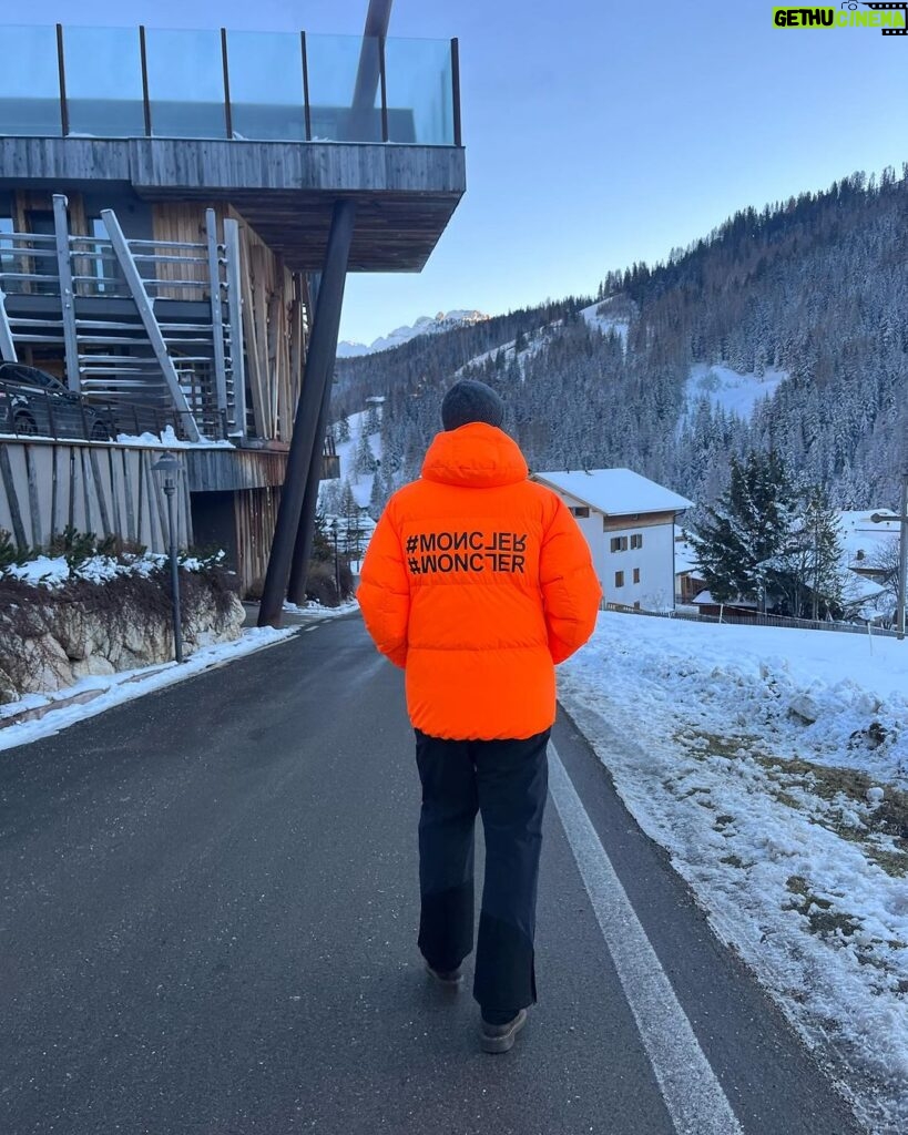 Lodovica Comello Instagram - 2 cool 2 be cold 👊🏼 Thank you @moncler #gifted 🎿❄️🏂🏔️ San Cassiano, Alta Badia , Trentino Alto Adige