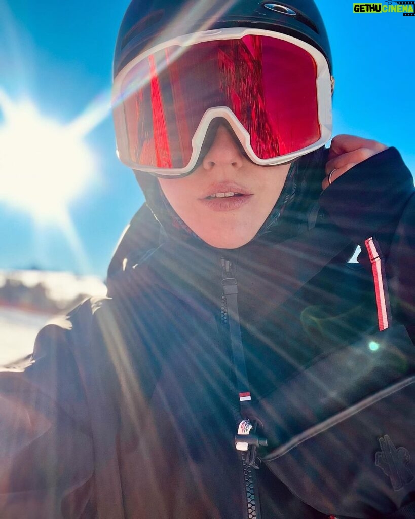 Lodovica Comello Instagram - 2 cool 2 be cold 👊🏼 Thank you @moncler #gifted 🎿❄️🏂🏔️ San Cassiano, Alta Badia , Trentino Alto Adige