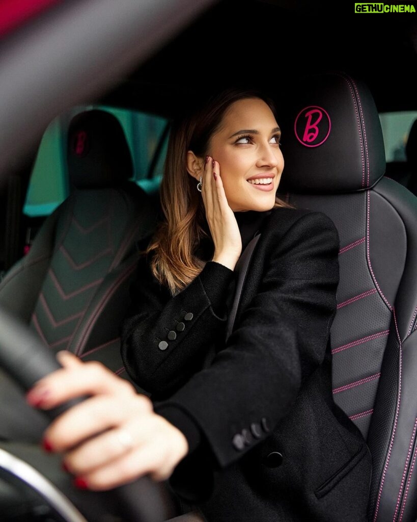 Lodovica Comello Instagram - Facciamo che la noia la lasciamo per la prossima vita 😉🔥💞 #Maserati sa come trasformare l’ordinario in straordinario, portando la magia di Barbie su 4 ruote. #MaseratiGrecale #EverydayExceptional @maserati_italia #Adv Milan, Italy