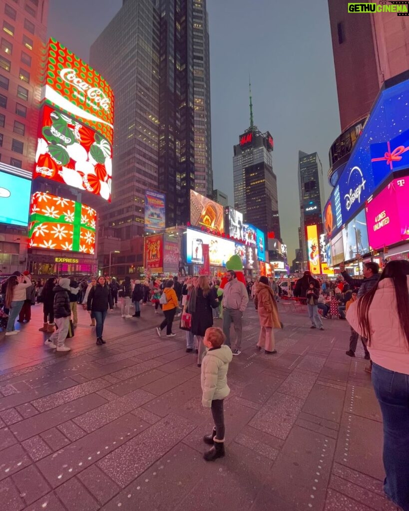 Lodovica Comello Instagram - High five, Santa! 🙌🏻 New York City , America