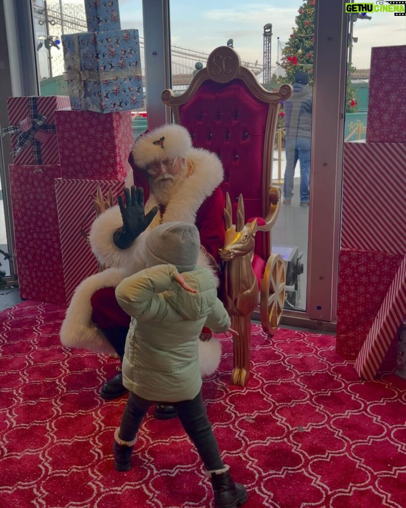 Lodovica Comello Instagram - High five, Santa! 🙌🏻 New York City , America