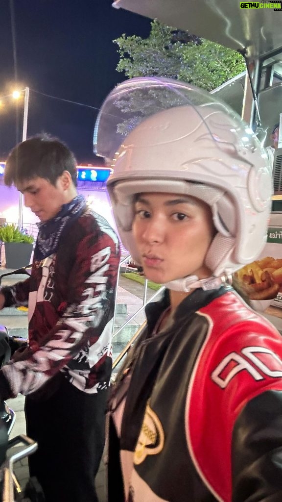 Loisa Andalio Instagram - may napilit ako mag titkok, ayan pumayag siya kasi inulan kami sa ride kanina.💜🌧️💨 @iamr2alonte