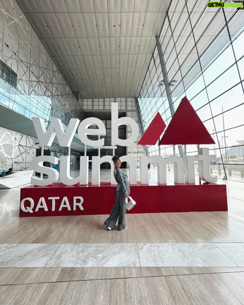 Loren Gray Instagram - web summit qatar ♡ so honored. got the opportunity to speak alongside @sean_solme_kim @elifbereketli . feeling inspiredddd ☁️ DOHA - Qatar