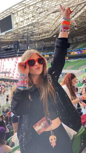 Lorena Queiroz Instagram - O que dizer sobre ontem? Foi o dia mais incrível da minha vida!!!!! Esperei mto por esse dia, e ele foi melhor do que eu imaginava.
Chorei horrores!!!!!! Obrigada @h.a.r.v.design por fazer minha jaqueta do jeitinho q eu sonhei.