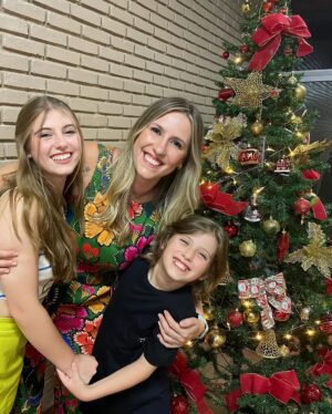 Lorena Queiroz Instagram - Have a holly jolly Christmas! 🎄✨💖