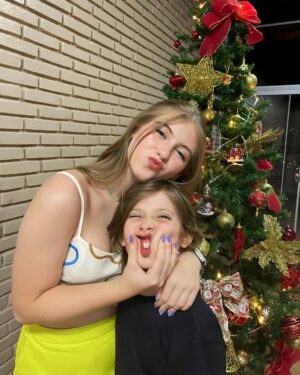 Lorena Queiroz Instagram - Have a holly jolly Christmas! 🎄✨💖