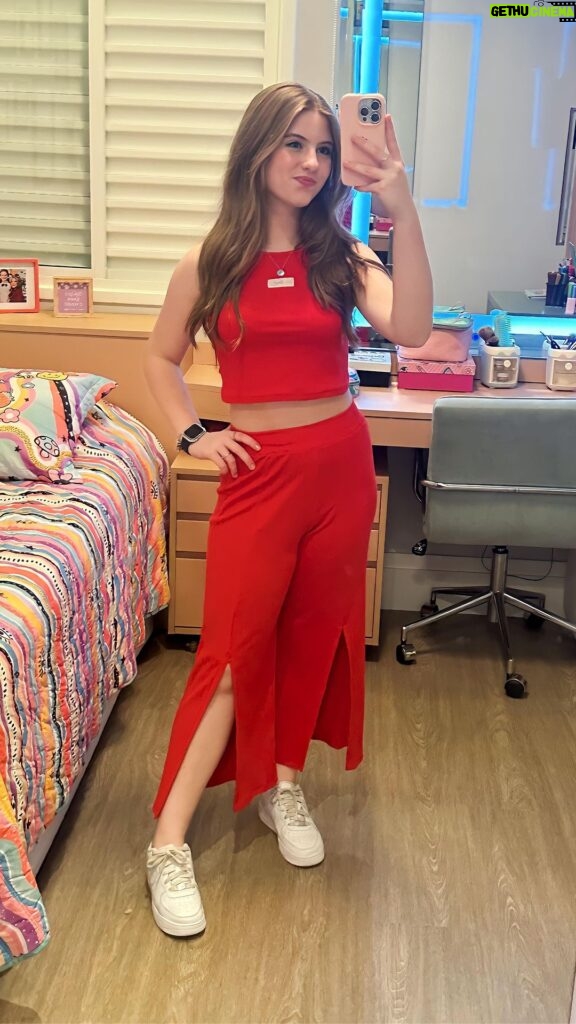 Lorena Queiroz Instagram - Quando chegam as peças da sua collab com a sua marca favorita de roupas. @amomillienina Apaixonada nos meus novos looks!!!!