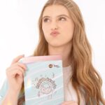 Lorena Queiroz Instagram - Gente!!! Olha que d + … tá tudo pronto para o lançamento oficial da minha colab na Escolar Office 2023 E hoje quero mostra para vc os bastidores dessa linda produção! E para você que vai estar na Escolar estarei por lá a partir das 14 horas para comemorar esse lançamento Com muitas fotos