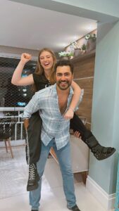 Lorena Queiroz Instagram - Hahahaha acham que a Dulce Maria não ia colocar Gustavo Lários pra fazer dancinha ?! Eu amei .. e vcs?!