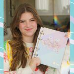 Lorena Queiroz Instagram - Gente!!! Olha essa novidade incrível que eu tenho pra vocês!!!! A Merci e eu fizemos uma collab, 🥳 uhullll. Eu tô tão feliz… Nem acredito que agora tenho um caderno meu 🫶🏻do meu jeitinho, e com certeza com a carinha de vocês também. Ficou D + né? #mercibylorenaqueiroz