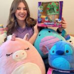 Lorena Queiroz Instagram - Gente, a família Squishmallow cresceu!!! Os personagens mais fofinhos ganharam uma versão mini no tamanho e master na fofura: Squisville!!! São diversos personagens com playsets todos de pelúcia, ideal para você levar para todos os lado e fazer brincadeiras incríveis! Me diz, qual deles você achou mais fofinho? #publi #SQUISHVILLE #SQUISHMALLOWS