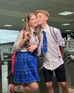 Lorena Queiroz Instagram - Expectativa: ganhar um beijo do crush 😍 Realidade: roubei um beijo do crush 🤪 Aguardem …. Dia 05/05