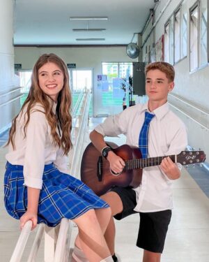 Lorena Queiroz Instagram - A atriz e cantora Lorena Queiroz (@lorenaqueiroz ) inicia, além da adolescência, uma nova fase em sua carreira musical. Seu primeiro passo vem com a canção Crush, que falará sobre as primeiras paixões da adolescência. O clipe do título já vem com uma surpresa para os fãs: o par romântico da artista será Théo Medon (@theomedon ), estrela de Poliana Moça.

"Sempre tive meus crushs e acho que todo mundo que tem a minha idade, ou que está vivendo a mesma fase que eu, tem essas paixõezinhas..."

Confira detalhes nos stories!

📷 Natália Bortolot