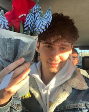 Lorenzo Ostuni Instagram - birthday boy ti ringrazia per gli auguri e ti porge dei fiori, che fai?