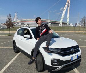 Lorenzo Ostuni Instagram - Finalmente posso sfoggiare la mia nuova sedia da gaming.
È appena uscito il video dove la guido, you can’t miss it.