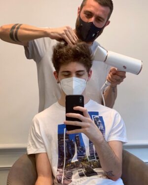 Lorenzo Ostuni Instagram - Ringraziate @tommyonhair che altrimenti nei video vedreste solo capelli.