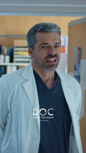 Luca Argentero Instagram - Qualcuno ha detto #anticipazione? 🤩
#DOCNelleTueMani3 si avvicina sempre di più... e se vi siete persi questa deliziosa scena andata in onda sabato sera a #BallandoConLeStelle... beh non ringraziateci. Ne arriveranno tante altre!!! ☝️😌 

#DOCSmile #BuonLunedì
#LucaArgentero #PierpaoloSpollon