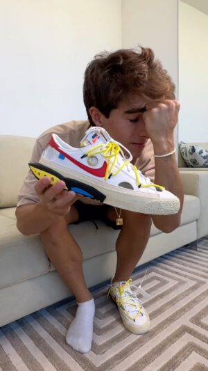 Lucas Burgatti Instagram - OLHA ISSO AQUI !!!!
Fiz uma visitinha à @kropfeet para ver esses sneakers maravilhosos e, obviamente, buscar o meu também.

Todos que vocês viram no vídeo são de edições limitadas. E a Krop Feet tem tudo isso e muito mais tanto no espaço do Brasil quanto no da Europa, onde fica a sede da marca. 

Pra quem gosta de tênis originais e exclusivos, pode garantir o seu de qualquer lugar. 
Fica a dica!! 🔥🔥