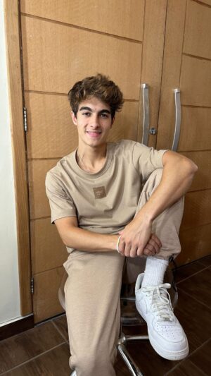 Lucas Burgatti Instagram - Já estava com saudade dos looks da @clc_colcci e hoje o brilho vai pra coleção PRIMAVERA 24 com outfits sensacionais 🫶🏻
#clc #clccolcci #primavera24 #publi