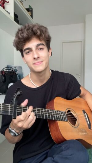 Lucas Burgatti Instagram - Precisamos apenas, abrir nosso coração e querer ELE verdadeiramente ! Nada além dele 🙏🏼
-
-
-
#nadamais #cover #lucasburgatti #gabrielguedes #louvor #acustico