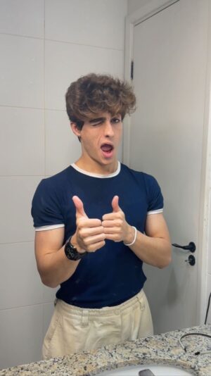 Lucas Burgatti Instagram - Vocês querem dica pra dar um grau na pele? 😍

#AcneCare da @pharmapele é uma linha com apenas 2 produtinhos que deixam minha pele sequinha, sem espinhas e livre de manchas.😎
Então fica aí o recado: pele bonita, saudável e sem imperfeições é com #AcneCare.💙

#Pharmapele #FarmáciaDeManipulação #AcneCare #SkinCare #PeleSemEspinhas
#publi