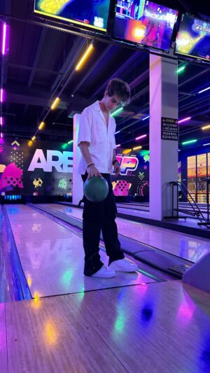 Lucas Burgatti Instagram - Sobre minha comemoração de 21 anos… fiz um vídeo pra mostrar os melhores momentos, os melhores amigos anhhh e como eu aproveitei 😮‍💨🫶🏻❤️
Valeu @bomboliche.atrium por me receber com todo carinho e diversão 🎳
E obrigado @dolce_delicatto por esse bolo delincrivel 🤤🎂