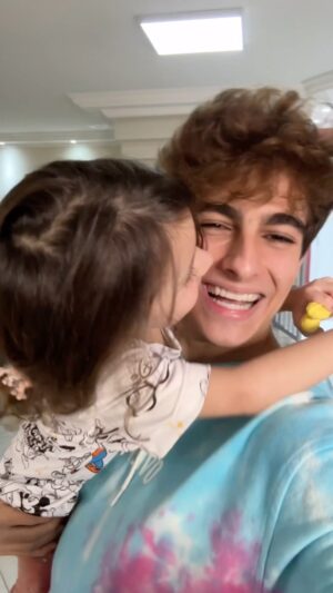Lucas Burgatti Instagram - Camisetas personalizadas da @meu.sonho.magico chegaram aqui em casa para a nossa viagem da Disney 🫶🏻❤️
Já entramos no clima pra essa viagem linda que vai acontecer dia 23 de julho de 2023. 
Pra você que quer ir no nosso grupo fechado é só entrar nesse link https://meusonhomagico.com.br/
Para mais infos é só falar com o pessoal no Instagram 😉