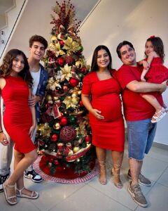 Lucas Burgatti Instagram - Que o amor e a paz de Jesus seja sempre no seu lar ❤️ Feliz natal ✨ #natal2023