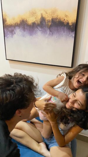 Lucas Burgatti Instagram - Amor incondicional eu diria ao assistir esse Reels 😊
Irmãos Burgatti na sua mais pura essência, momentos que tem um valor único e incomparável !! Expressam o quanto eles cuidam, amam, e protegem a Sarinha, estimulam na brincadeira e naturalidade, e assim descobrimos que é possível lidar com o autismo em normalidade entre irmãos quando há amor ❤️🥹

Palmas 👏🏼👏🏼 para os melhores irmãos do mundo @sophia_burgatti @burgattilucas 
#autismo #amordeirmaos #irmaosburgatti #familiaburgatti #irmaosdeautistas