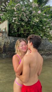 Lucas Burgatti Instagram - 0.6 Meio ano com você meu Emoorrr 🫶🏻🥹 Momentos de parceria nas risadas, filmes bons e ruis vistos, viagens memoráveis, conquistas únicas ao seu lado e um amor que só aumenta! Acho que estamos escrevendo a comédia romântica que sempre quis ver no cinema. Deus foi bom comigo e sou grato por estarmos juntos. E sei que Ele tem planos maiores para nós dois 🙏🏼 Te amo lindônica ❤️