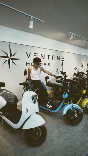 Lucas Burgatti Instagram - QUE LUGAR INCRÍVEL 🔥 
Fui na inauguração da @ventanemotors.botafogo e conheci todos os modelos de bikes, scooters e novidades que eles por lá. 
Logo logo eu vou fazer um vídeo mostrando qual @ventanemotors eu escolhi pra mim. Foi sensacional !!!! 
E pra quem quer uma máquina dessas, tem desconto pra vocês seguidores 🫶🏻💸

📲 +55 (21)99863-0505