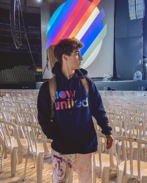 Lucas Burgatti Instagram - Que jornada linda e única que Deus me proporcionou viver.
O sentimento é puramente de gratidão… De todos que torceram por mim, me apoiaram e estiveram ao meu lado em todo esse processo. 
Realmente foi a realização de um sonho viver tudo o que vivi.
Eu pude ver com meus próprios olhos que tudo é possível, que nossos sonhos devem ser encarados como realidade independente da dificuldade.
Não sou o mesmo desde quando essa oportunidade veio até mim, porque eu cresci em todos os aspectos. 
Acredite ! Deus pode te colocar onde ele quiser.
Obrigado a todos da @xixentertainment por serem tão gentis, solícitos e verdadeiros comigo.
Muito obrigado @nowunited por fazer parte da minha história em momentos tão importantes. Obrigado também a cada integrante pelos conselhos e risadas, aprendi muito como ser um profissional melhor, sendo o melhor ser humano possível. Todos exalam talento, carisma e bondade. Vocês vão viver pra sempre comigo. 
@henrycechini e @desireeoriginall não tenho nem palavras pra vocês dois. Pessoas únicas e extremamente talentosas que tive a honra de dividir momentos tão especiais e supimpas kkkkk
Continuem brilhando e encantando pessoas com seus talentos e personalidade. 
VOEEEM 
Valeu a todos por tudo isso 🥹❤️‍🩹
Me sinto abençoado pois sei que a jornada não acabou… Deus tem algo gigante pra mim 🙏🏼