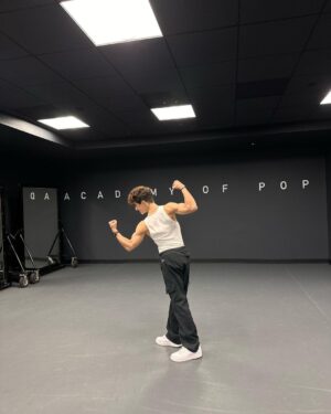 Lucas Burgatti Instagram - Que jornada linda e única que Deus me proporcionou viver.
O sentimento é puramente de gratidão… De todos que torceram por mim, me apoiaram e estiveram ao meu lado em todo esse processo. 
Realmente foi a realização de um sonho viver tudo o que vivi.
Eu pude ver com meus próprios olhos que tudo é possível, que nossos sonhos devem ser encarados como realidade independente da dificuldade.
Não sou o mesmo desde quando essa oportunidade veio até mim, porque eu cresci em todos os aspectos. 
Acredite ! Deus pode te colocar onde ele quiser.
Obrigado a todos da @xixentertainment por serem tão gentis, solícitos e verdadeiros comigo.
Muito obrigado @nowunited por fazer parte da minha história em momentos tão importantes. Obrigado também a cada integrante pelos conselhos e risadas, aprendi muito como ser um profissional melhor, sendo o melhor ser humano possível. Todos exalam talento, carisma e bondade. Vocês vão viver pra sempre comigo. 
@henrycechini e @desireeoriginall não tenho nem palavras pra vocês dois. Pessoas únicas e extremamente talentosas que tive a honra de dividir momentos tão especiais e supimpas kkkkk
Continuem brilhando e encantando pessoas com seus talentos e personalidade. 
VOEEEM 
Valeu a todos por tudo isso 🥹❤️‍🩹
Me sinto abençoado pois sei que a jornada não acabou… Deus tem algo gigante pra mim 🙏🏼