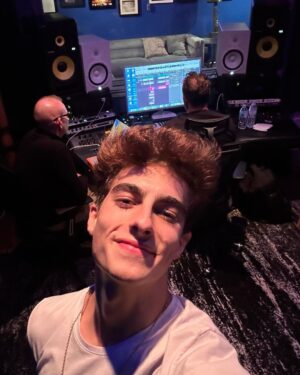 Lucas Burgatti Instagram - Que jornada linda e única que Deus me proporcionou viver.
O sentimento é puramente de gratidão… De todos que torceram por mim, me apoiaram e estiveram ao meu lado em todo esse processo. 
Realmente foi a realização de um sonho viver tudo o que vivi.
Eu pude ver com meus próprios olhos que tudo é possível, que nossos sonhos devem ser encarados como realidade independente da dificuldade.
Não sou o mesmo desde quando essa oportunidade veio até mim, porque eu cresci em todos os aspectos. 
Acredite ! Deus pode te colocar onde ele quiser.
Obrigado a todos da @xixentertainment por serem tão gentis, solícitos e verdadeiros comigo.
Muito obrigado @nowunited por fazer parte da minha história em momentos tão importantes. Obrigado também a cada integrante pelos conselhos e risadas, aprendi muito como ser um profissional melhor, sendo o melhor ser humano possível. Todos exalam talento, carisma e bondade. Vocês vão viver pra sempre comigo. 
@henrycechini e @desireeoriginall não tenho nem palavras pra vocês dois. Pessoas únicas e extremamente talentosas que tive a honra de dividir momentos tão especiais e supimpas kkkkk
Continuem brilhando e encantando pessoas com seus talentos e personalidade. 
VOEEEM 
Valeu a todos por tudo isso 🥹❤️‍🩹
Me sinto abençoado pois sei que a jornada não acabou… Deus tem algo gigante pra mim 🙏🏼