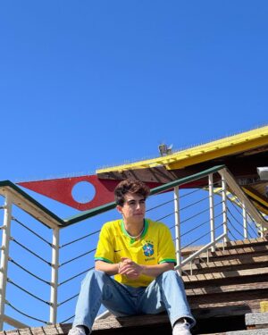 Lucas Burgatti Instagram - Que jornada linda e única que Deus me proporcionou viver.
O sentimento é puramente de gratidão… De todos que torceram por mim, me apoiaram e estiveram ao meu lado em todo esse processo. 
Realmente foi a realização de um sonho viver tudo o que vivi.
Eu pude ver com meus próprios olhos que tudo é possível, que nossos sonhos devem ser encarados como realidade independente da dificuldade.
Não sou o mesmo desde quando essa oportunidade veio até mim, porque eu cresci em todos os aspectos. 
Acredite ! Deus pode te colocar onde ele quiser.
Obrigado a todos da @xixentertainment por serem tão gentis, solícitos e verdadeiros comigo.
Muito obrigado @nowunited por fazer parte da minha história em momentos tão importantes. Obrigado também a cada integrante pelos conselhos e risadas, aprendi muito como ser um profissional melhor, sendo o melhor ser humano possível. Todos exalam talento, carisma e bondade. Vocês vão viver pra sempre comigo. 
@henrycechini e @desireeoriginall não tenho nem palavras pra vocês dois. Pessoas únicas e extremamente talentosas que tive a honra de dividir momentos tão especiais e supimpas kkkkk
Continuem brilhando e encantando pessoas com seus talentos e personalidade. 
VOEEEM 
Valeu a todos por tudo isso 🥹❤️‍🩹
Me sinto abençoado pois sei que a jornada não acabou… Deus tem algo gigante pra mim 🙏🏼