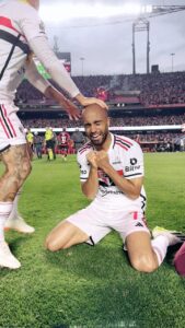 Lucas Moura Instagram - 🥺 Tinha que ser com você, @lucasmoura7! #RespondeAoCoração #MadeInCotia #VamosSãoPaulo 🇾🇪 Estádio Cícero Pompeu de Toledo
