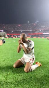 Lucas Moura Instagram - Só quem é MUITO São Paulo entende esse sentimento! #VamosSãoPaulo 🇾🇪