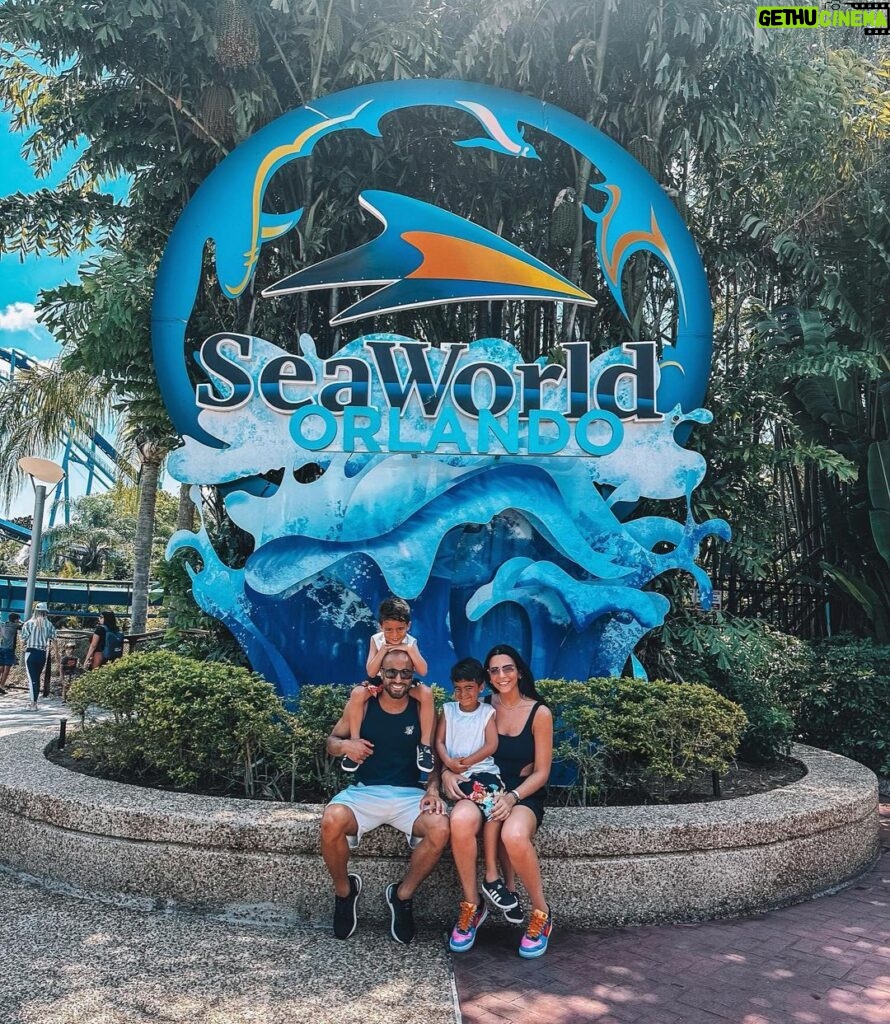Lucas Moura Instagram - Sea World day! 🎢 @seaworldorlando @seaworldorlandobr #yesterday #vacation #familytrip Sea World - Orlando, Florida