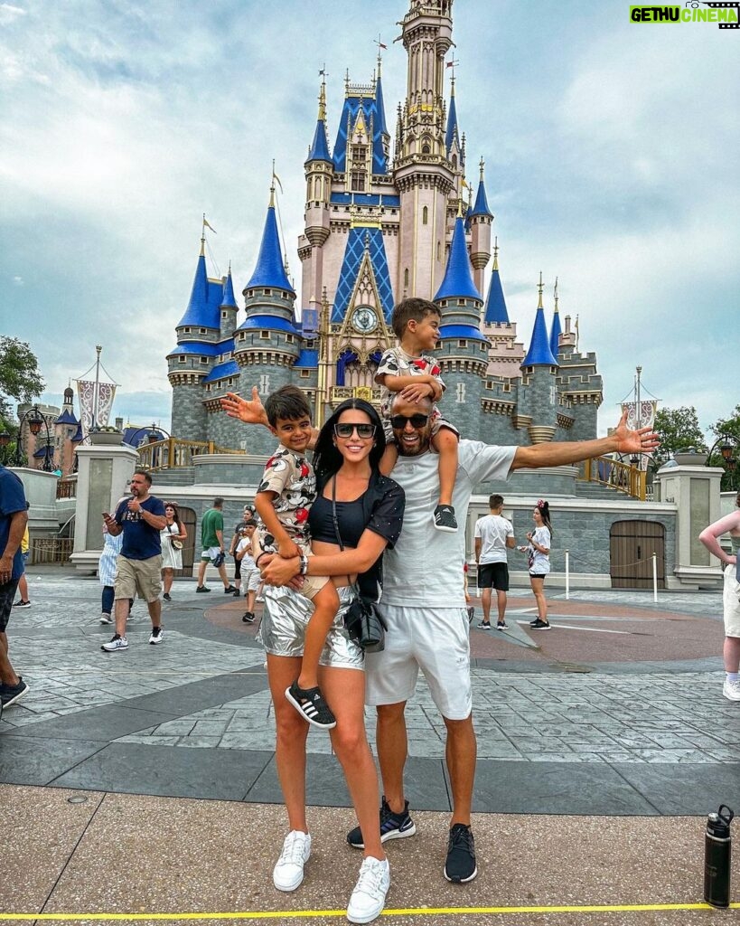Lucas Moura Instagram - Magic Kingdom day 🤍 Magic Kingdom Orlando Florida