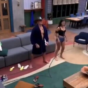 Lucas Santos Instagram - Atenção família! 🙌

Se liga só na coreo que a @biamiranda.oficial e o @tiagoramoss criaram para o meu hit, o #Fazendeiro. Que molejo é esse?! 😍🤤

E agora é a sua vez de sacudir o esqueleto. Te desafiamos a entrar nesse hype e compartilhar a sua dancinha ao som da minha nova música aí no seu perfil ou lá na rede vizinha. Vamos compartilhar TODOS!💃

Bora dançar com a gente peãozada!🔥

🚀 Disponível em todas as plataformas digitais, é só dar play. 
Uma produção @lovefunkprodutora 🎶 🎧
⠀⠀⠀
⠀⠀⠀
#Fazendeiro #Dancinha #Trend #Coreografia #DançaComigo #Lançamento #LucasSantosCantor #LoveFunk #Feat #Kaioken #DJKaioken #Estouro #HitLucasSantos #OuçaAgora #Música #Funk #Sertanejo #Galopa