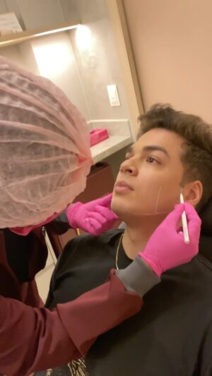 Lucas Santos Instagram - dia de cuidar da beleza! 🥰 Quem disse que homem não pode ser vaidoso? Por isso, escolhi a @armonye.brasil pra me ajudar nesse tratamento e o resultado final vocês acompanham neste vídeo 🥰❤️