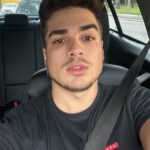 Lucas Santos Instagram - quintou com a selfie clássica no carro 🤳