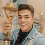 Lucas Santos Instagram - sorriso estampado no rosto de quem levou o prêmio pra casa 😛🫶🏻