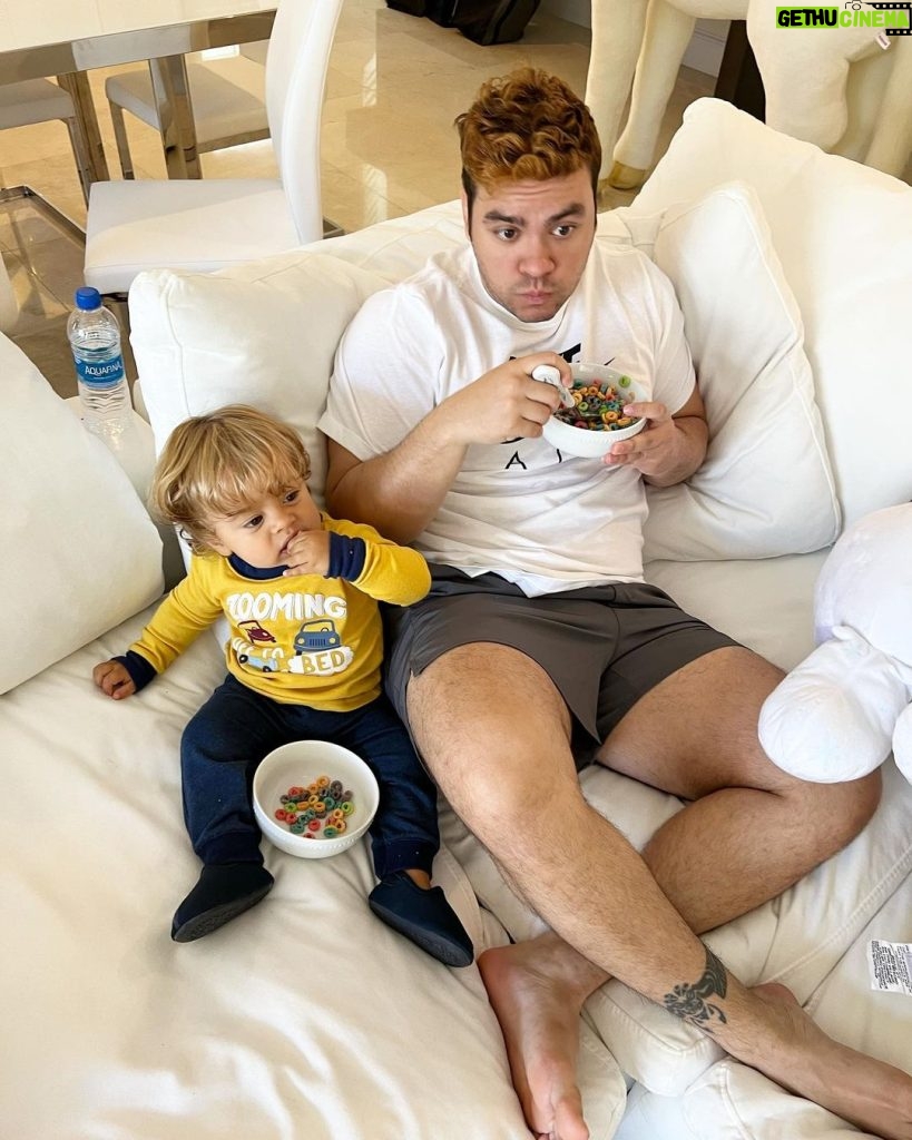 Luccas Neto Instagram - Ontem eu pedia autorização pra comer um danoninho e hoje sou pai 😅